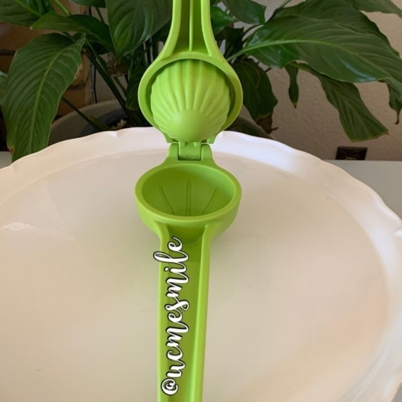Tupperware Ergonomic Citrus/Lemon & Lime Squeezer Press - Picture 6 of 7